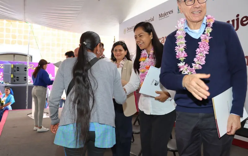 59 mujeres de Atlixco reciben título de propiedad de manos de Ariadna Ayala y Víctor Suárez