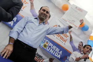 JACH firma compromiso ante notario público