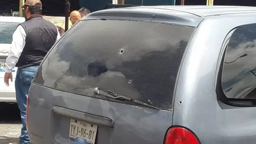 Disparan contra camioneta de presuntos ladrones de autopartes