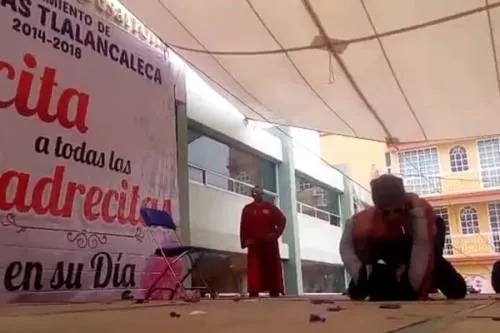 VIDEO: Con strippers, ayuntamiento de Tlalancaleca festeja a las mamás