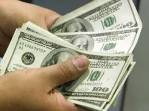 Dólar se vende hasta en 18.37 pesos en el AICM