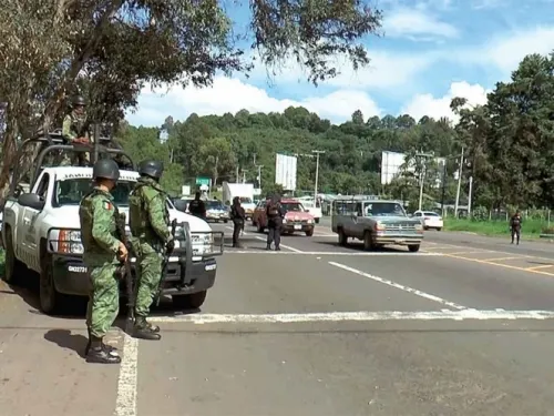 Cuelgan y riegan 19 cuerpos en Uruapan