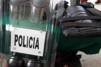 Municipales arrestan a dos hombres por el delito de robo a negocio