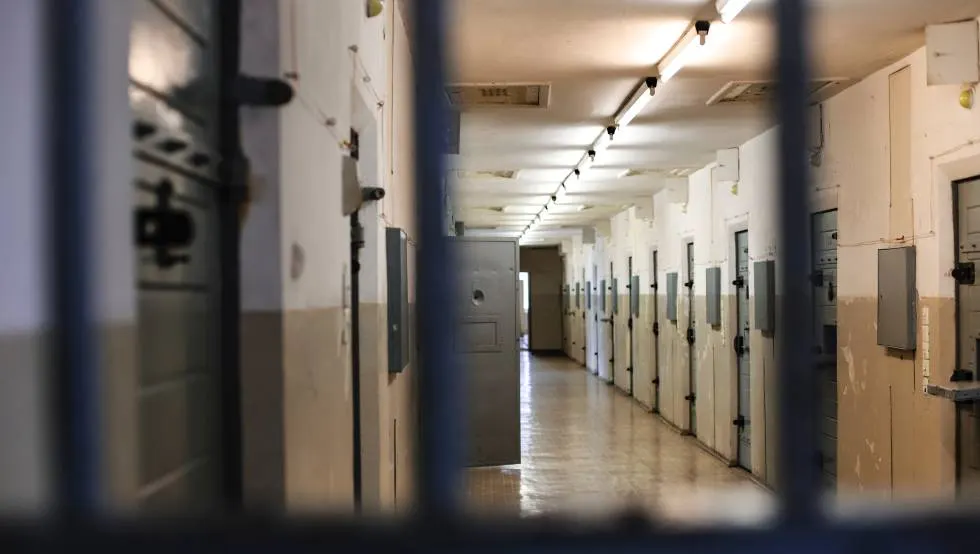 Detienen a custodio por intentaba ingresar droga a penal de Hidalgo