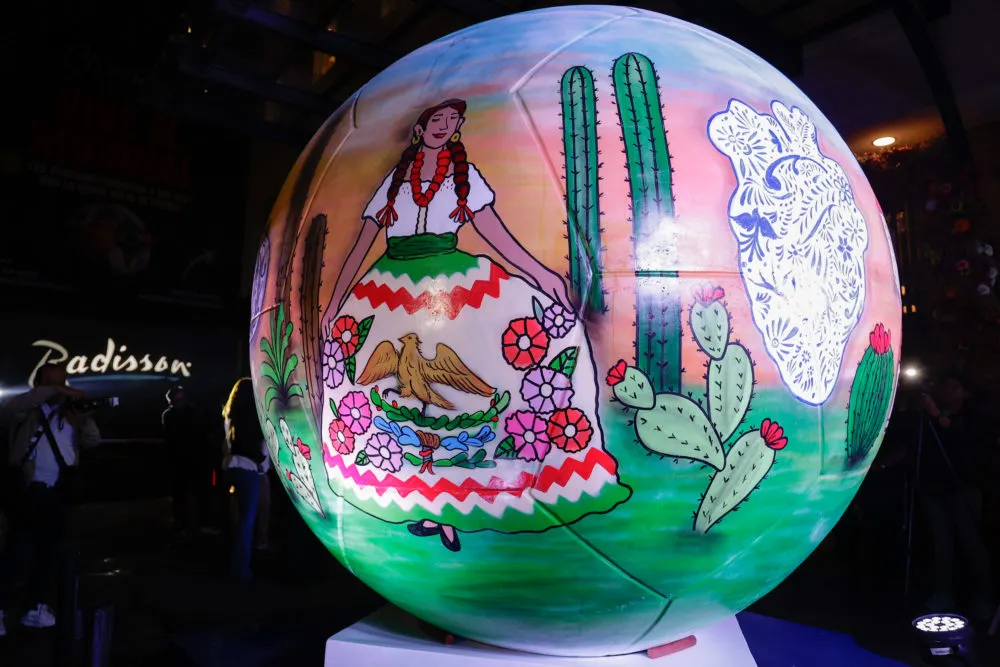 Balón Mundialista del artista Eduardo Fernández
