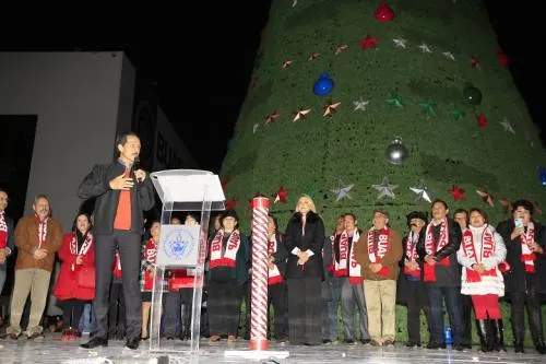 Atiende BUAP equidad de género y prevención de obesidad; enciende Esparza árbol navideño