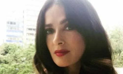 Salma Hayek sin tinte y luce sus canas (+foto)