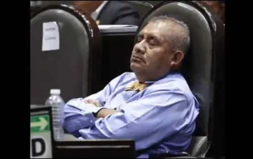 Diputado de Morena se duerme durante sesiones