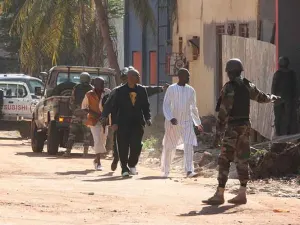 Toma de 170 rehenes en un hotel de Mali deja tres muertos