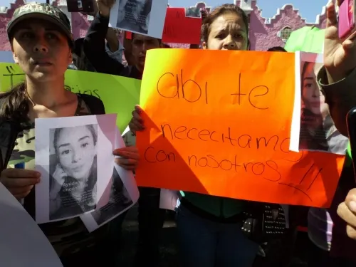 Familia de joven desaparecida al sufrir accidente y ser levantada pide ayuda al gobernador