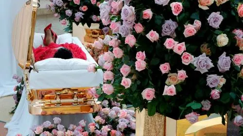 Las fotos del conmovedor funeral de Aretha Franklin, vestida de rojo y con zapatos de tacón