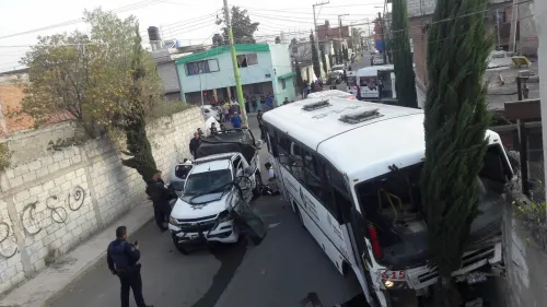 Chocan un camión alimentador de RUTA y una patrulla de la Policía Auxiliar