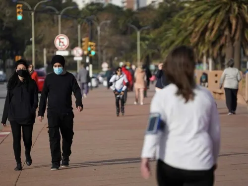 Uruguay registra brote y reimpone medidas