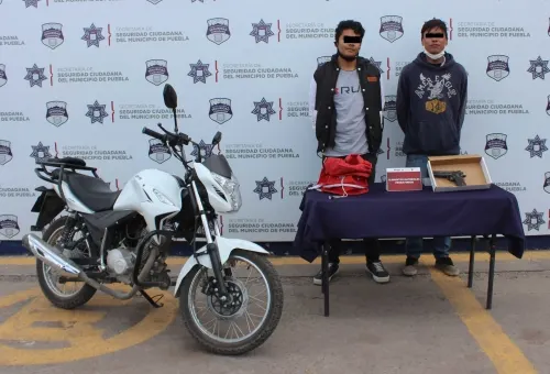 Aseguró Policía Municipal de puebla una motocicleta robada; dos hombres fueron detenidos