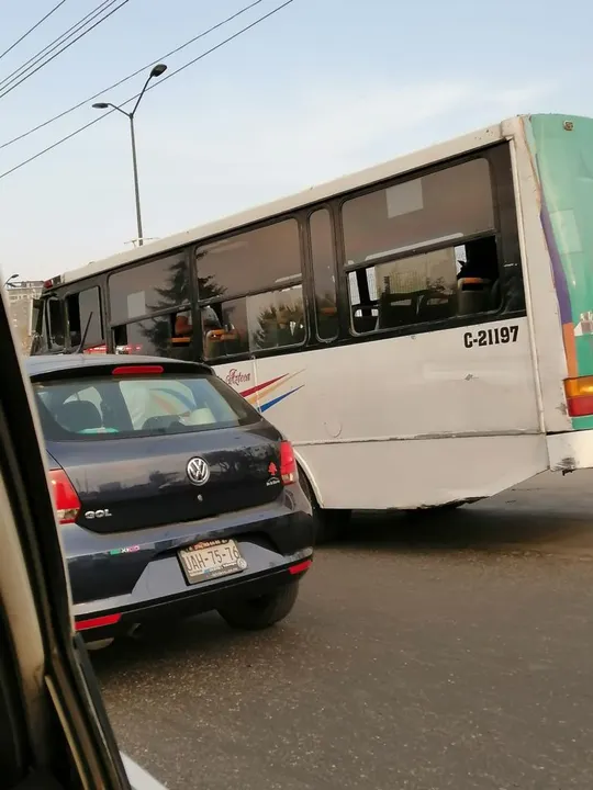 En presunto asalto, hieren de bala a chofer de transporte público