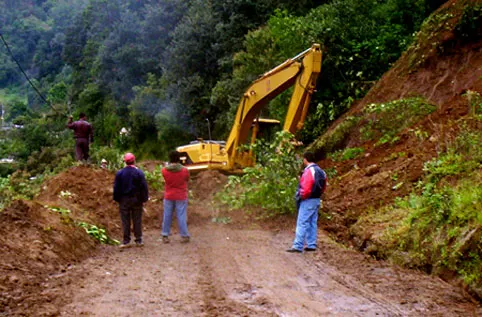 Frentes fríos causan reblandecimiento de cerros y desgajamientos