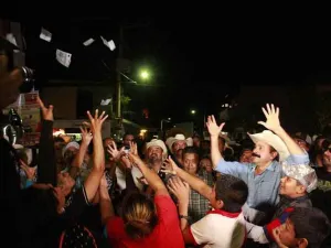 Alcalde que ?roba poquito? regala dinero en fiesta