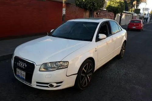 Abandonan Audi ensangrentado en la colonia Humboldt