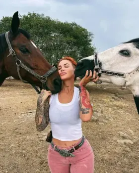Elena Larrea: retrato de una guerrera con caballos al fondo