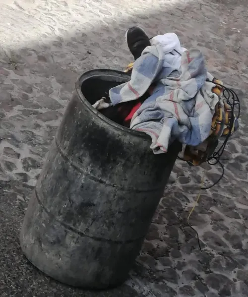 Encuentran cuerpo de un hombre envuelto en destapes y dentro de un tambo