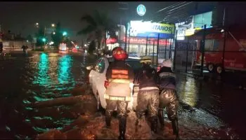 Vehículos se quedan varados por inundación en la 11 Sur