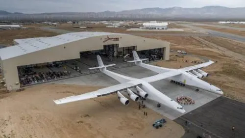 El avión más grande del mundo sale por primera vez del Hangar