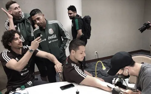 Chicharito se une al club de la tinta: así presumió su primer tatuaje