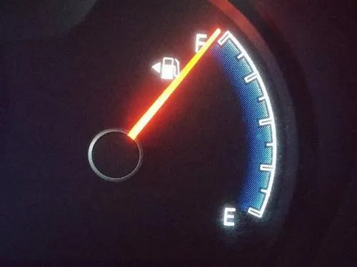 Precios de los combustibles bajarán un centavo este fin de semana