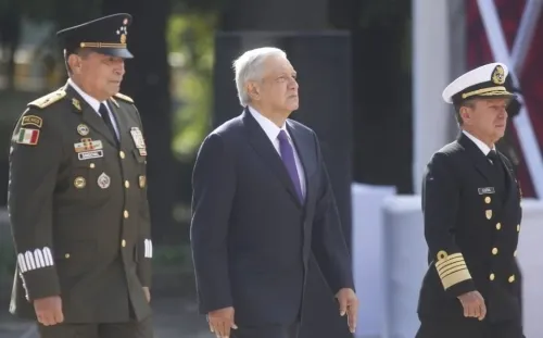 AMLO rinde honores a Niños Héroes en Chapultepec