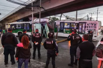 Accidente en la Línea 3 de la RUTA en Puebla: autobús se impacta contra casetas y deja varios heridos