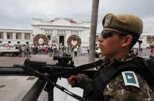 Por temor a protestas por caso Ayotzinapa, inundan de seguridad JC