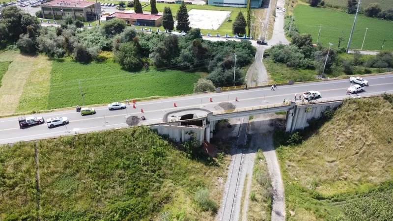 Socavón obliga al cierre del paso superior vehicular hacia el Aeropuerto Internacional Hermanos Serdán