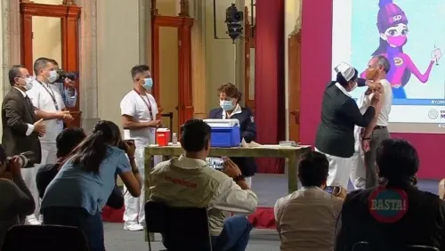 “No duele”: López-Gatell se vacuna contra influenza durante conferencia