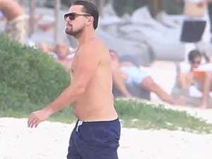 DiCaprio sorprende una vez más con ‘dad bod’ en la playa