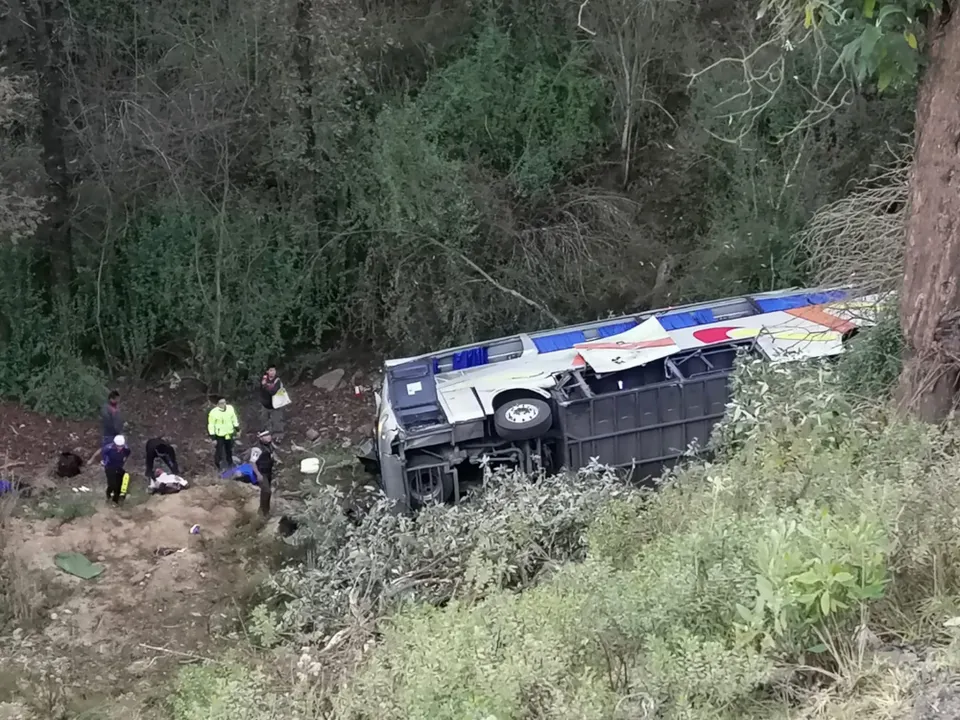 Autobús AU cae a barranco en la México-Puebla, hay un muerto