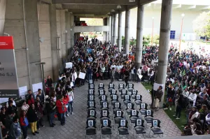 Pase de lista a los 43 en la Ibero Puebla