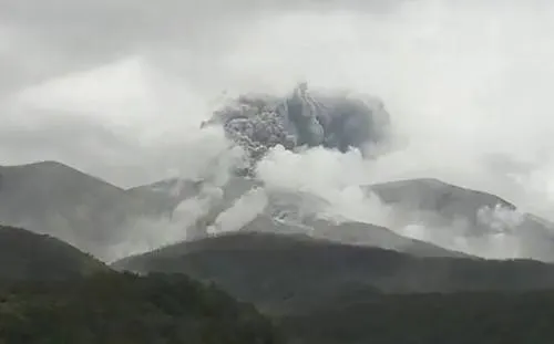 Volcán hace erupción en una isla al suroeste de Japón