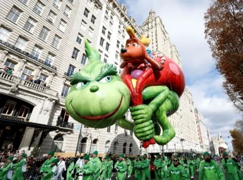 Pese a viento, realizan desfile de Día de Gracias en Nueva York