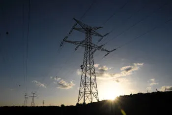 España recupera suministro eléctrico tras apagón masivo del lunes