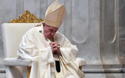 Sin el habitual lavado de pies, Papa celebra Jueves Santo en soledad por covid-19