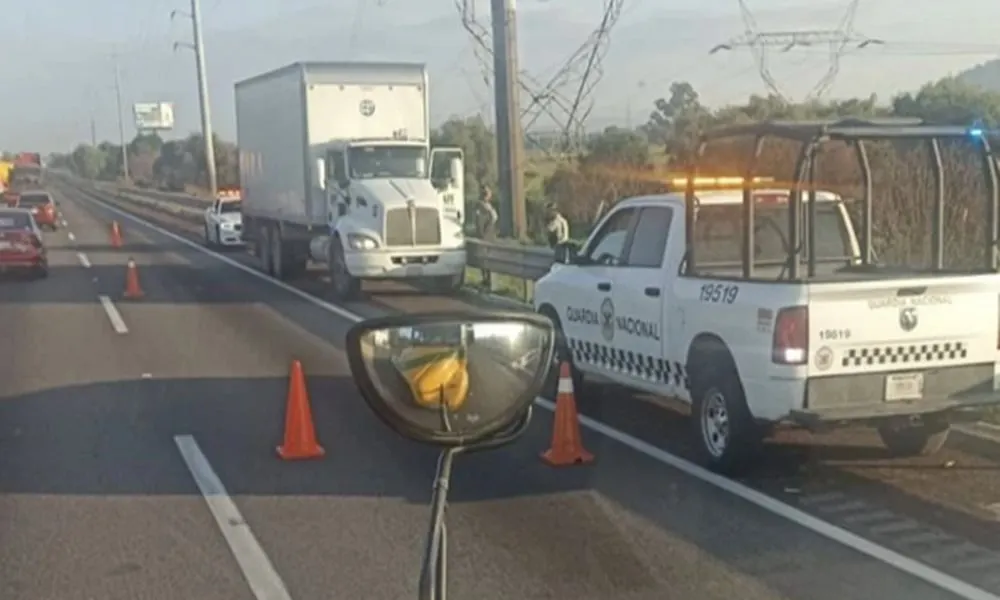 Guardia Nacional asegura camión robado que circulaba en contraflujo en la México-Puebla