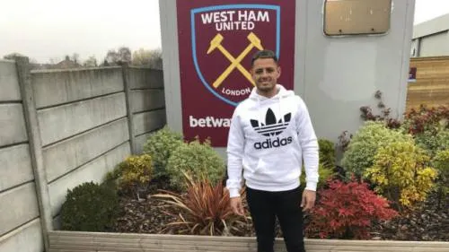 El Valencia trabaja en la “operación Chicharito”