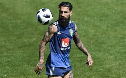 Futbolista sueco lamenta insultos racistas y amenazas de seguidores