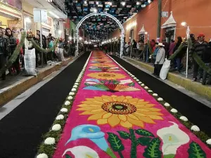 Depositan su fe en 7.5 kilómetros de alfombra en Huamantla