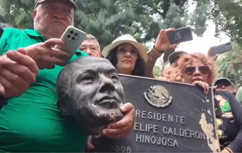 Calderón llama “miserables” a quienes dañaron su estatua en Los Pinos