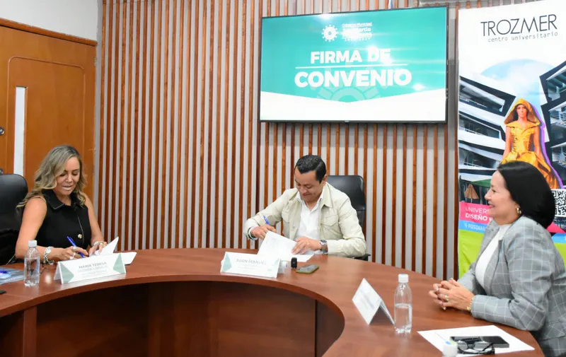Signaron convenio de colaboración gobierno de Texmelucan y TROZMER Centro Universitario