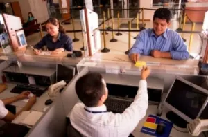 Piden pruebas de control y confianza a los empleados de los bancos