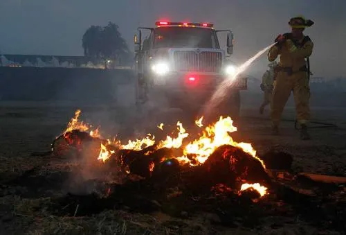 Luchan por contener incendios en California; prevén vientos