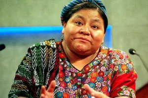 Recomienda Menchú a padres de normalistas decir verdad sobre sus hijos