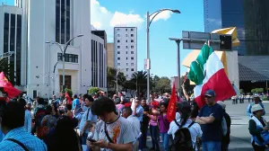 Marchan por 10 meses de desaparición de normalistas